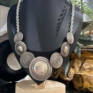 Elegant Silver Statement Necklace. J97
